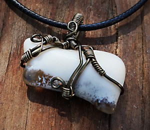 bijoux-alex-yell-pitro-collier-pendentif-pierres-naturelles-pierre-de-lune.jpg